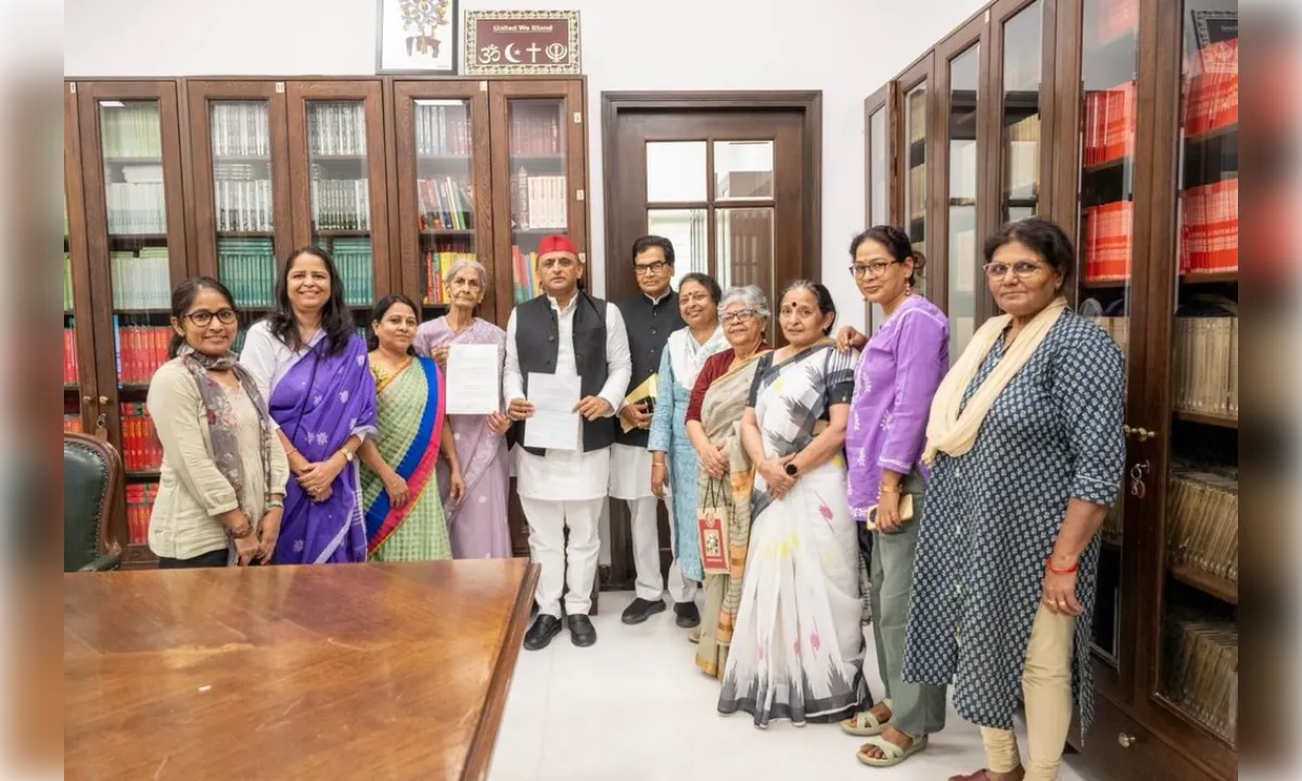 जनगणना-परिसीमन मुद्दे पर महिला प्रतिनिधिमंडल ने अखिलेश यादव को सौंपा ज्ञापन