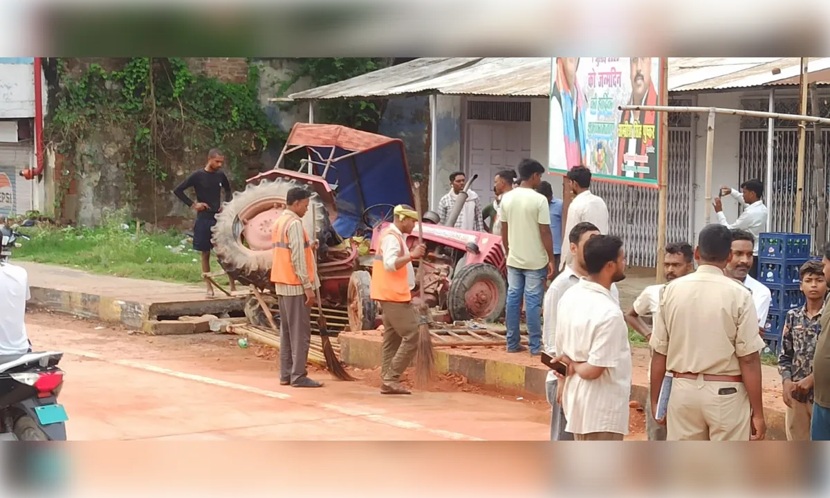गोसाईगंज में टला हादसा, अनियन्त्रित ट्रैलर ट्रैक्टर को टक्कर मारके दुकान में घुसा 