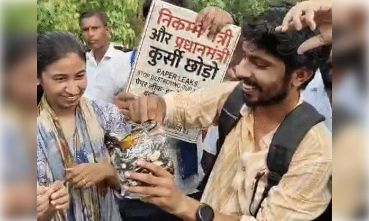 धर्मेन्द्र प्रधान के इस्तीफे पर धरना स्थल में जश्न का माहौल, टॉफी बांटकर जताई ख़ुशी