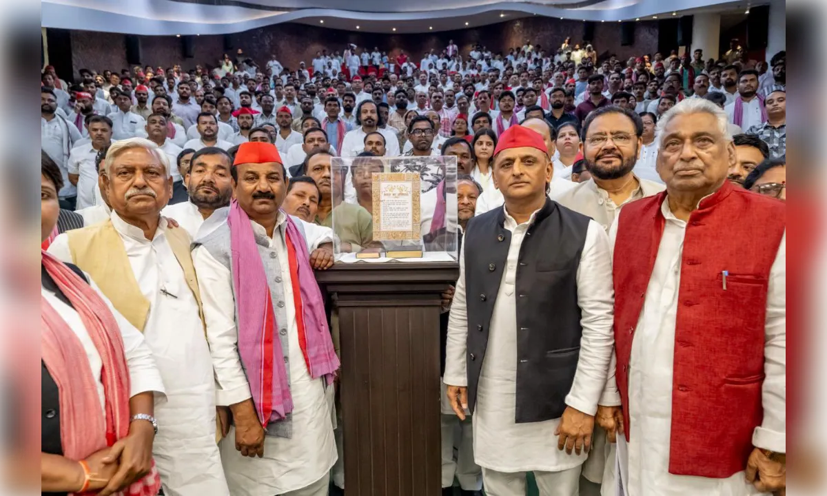 सपा मुख्यालय में आरक्षण दिवस को संविधान मान स्तंभ दिवस के रूप में मनाया