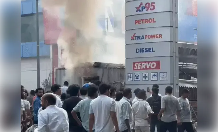 एसी का कम्प्रेशर फटने से रेस्टोरेंट में लगी आग,10 फीट ऊंची उठी लपटें