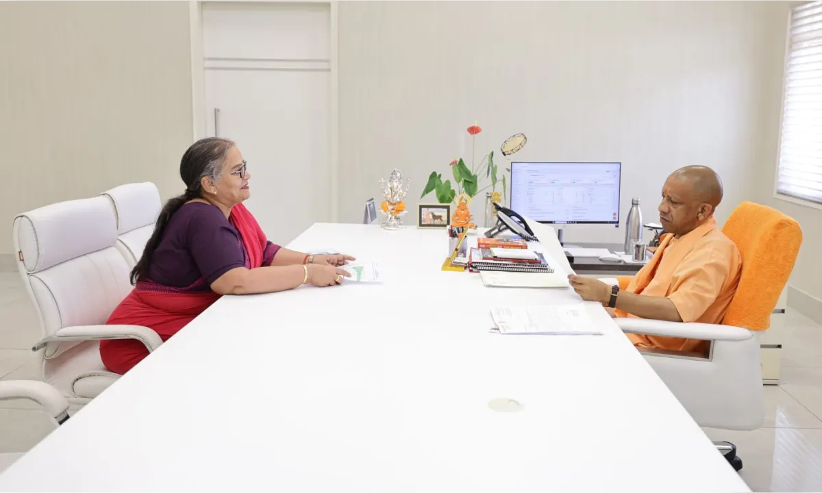 महापौर ने सीएम योगी से की शिष्टाचार भेंट, नगर निगम के विकास कार्यों की दी जानकारी