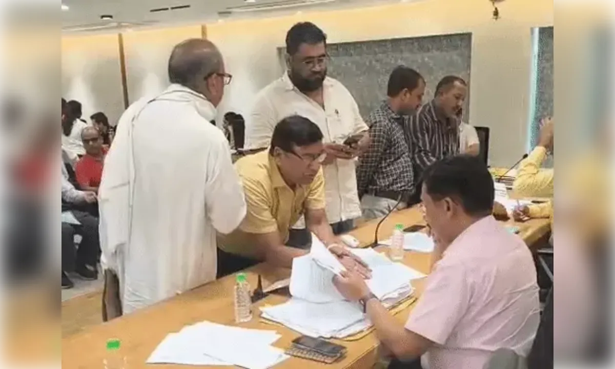 पूर्व एमएलसी के बेटे को नहीं मिल रही दुकान, 28 साल से लगा रहा चक्कर