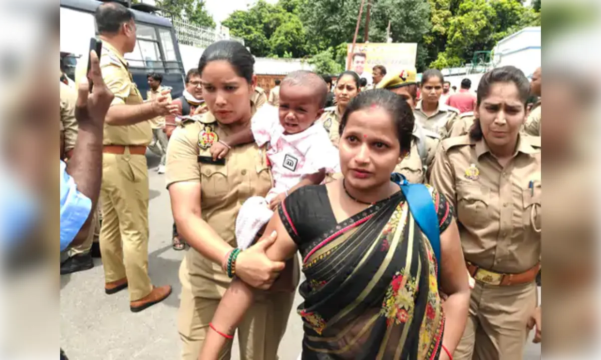 69,000 शिक्षक भर्ती: आरक्षण घोटाले को लेकर शिक्षा मंत्री के आवास पर प्रदर्शन