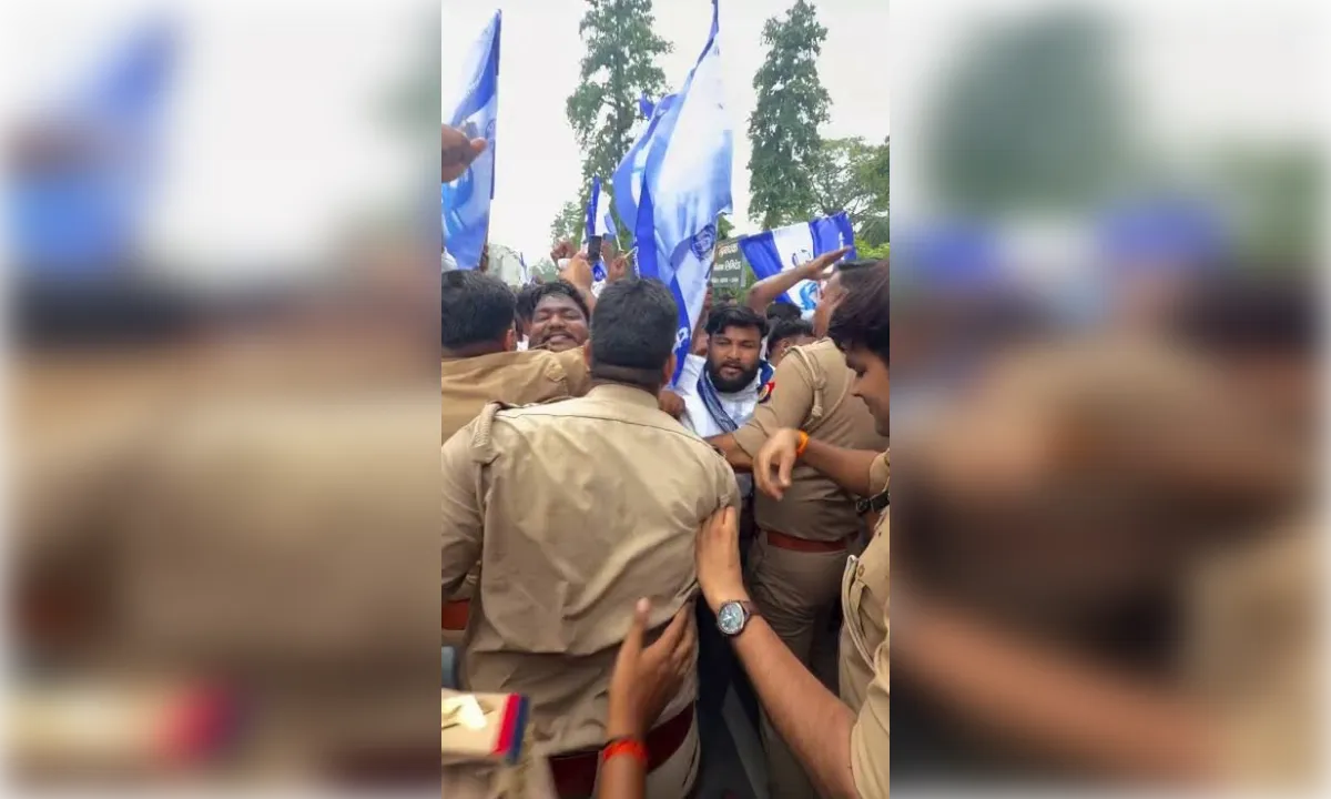 भीम आर्मी का अम्बेडकर प्रतिमा पर प्रदर्शन,पुलिस उठाकर ले गई