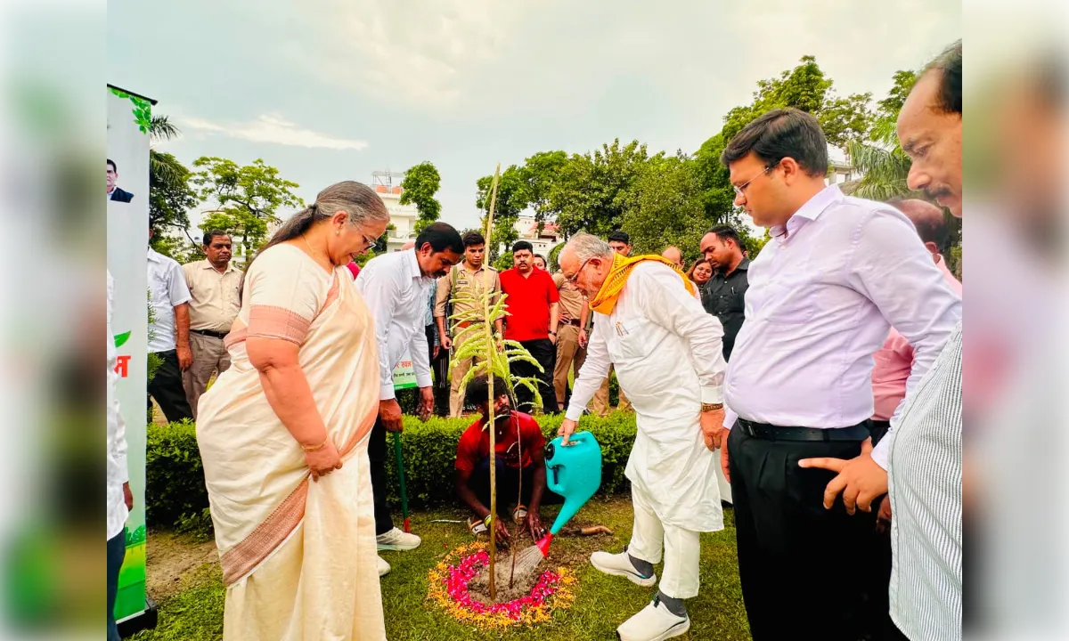 आजाद पार्क में लगाए गए 100 से अधिक पौधे, प्रभारी मंत्री ने किया पौधारोपण