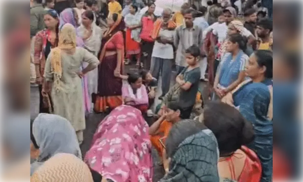 कर्जदारों से परेशान होकर युवक ने लगाई थी फांसी, आर्थिक सहायता की मांग