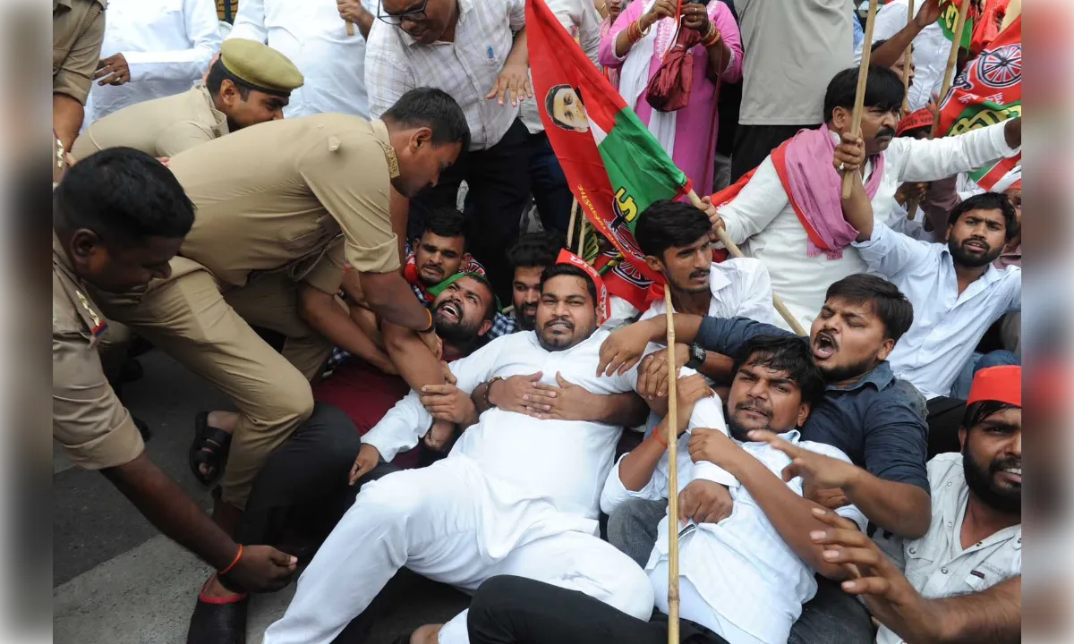 दिल्ली की आग लखनऊ तक पहुंई , सपा सांसदों को हिरासत लेने पर प्रदर्शन