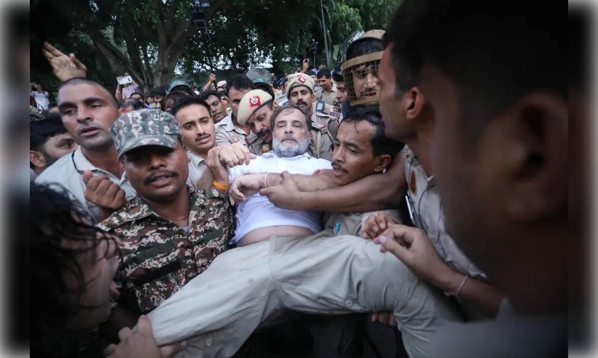दिल्ली पुलिस ने राहुल और प्रियंका गांधी को हिरासत में लिया