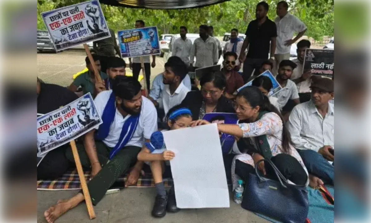 छात्रों पर लाठीचार्ज और धर्मेंद्र प्रधान के इस्तीफे को लेकर भीम आर्मी का धरना जारी