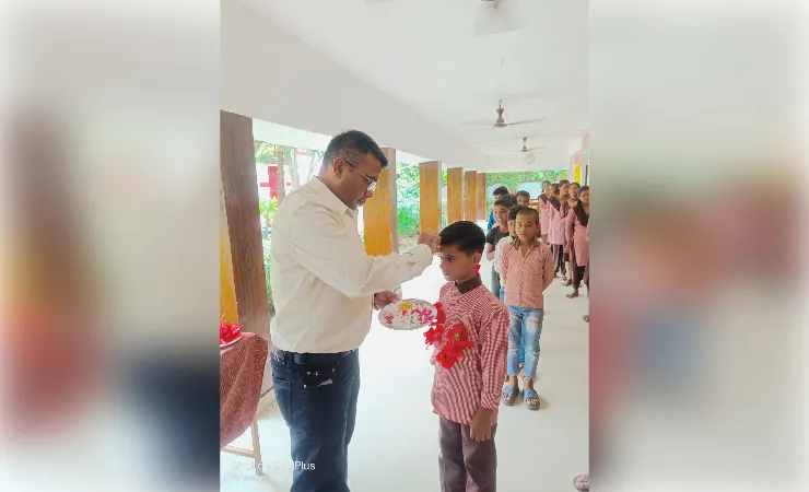 बीएसए ने स्वयं नामांकन कर नवप्रवेशी बच्चों का किया स्वागत