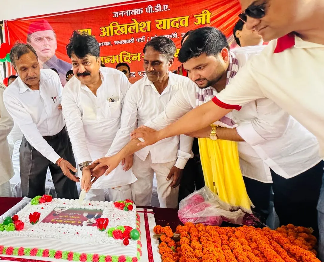 पूर्व मंत्री आबिद रजा ने सपा मुखिया अखिलेश यादव का जन्मदिन मनाया 