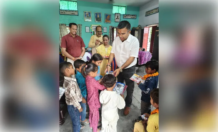 नवप्रवेशी बच्चों का बीएसए ने तिलक कर किया स्वागत