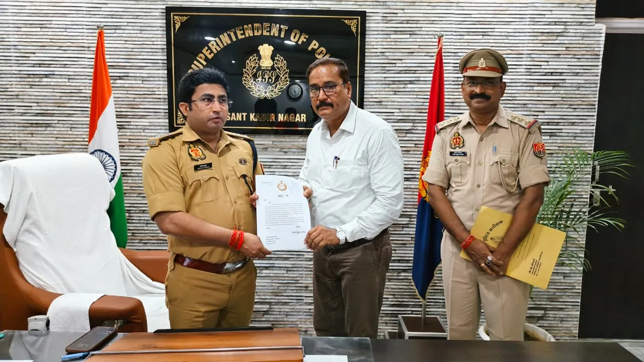 पुलिस अधीक्षक संतकबीरनगर द्वारा अभियोजन अधिकारियों को प्रशस्ति पत्र देकर किया गया सम्मानित