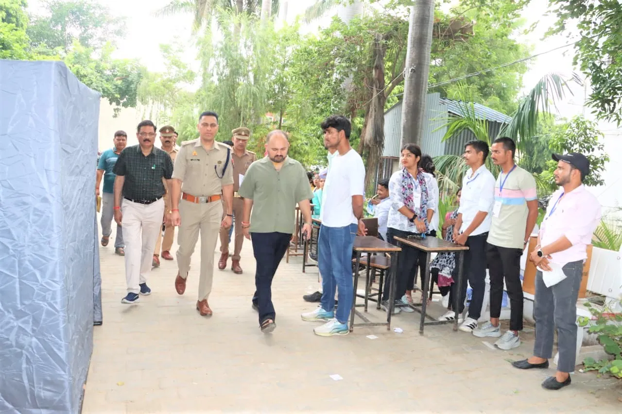 डीएम एवं एसपी ने टी0ई0टी केंद्रों का निरीक्षण किया, सुरक्षा व्यवस्था परखी, निष्पक्ष परीक्षा के निर्देश दिए