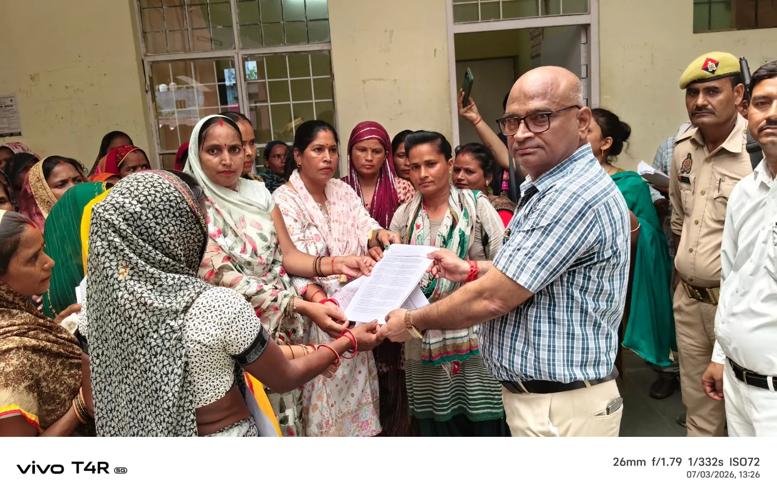 दो समूहों की महिलाएं ब्लॉक परिसर में भिड़ीं, जमकर मारपीट एक घंटे तक चला हंगामा,पुलिस ने पहुंचकर कराया शांत