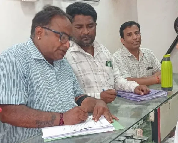 बदायूं: नगर पालिका का दूसरे दिन भी एक्शन: 81 और दुकानदारों को थमाए नोटिस 