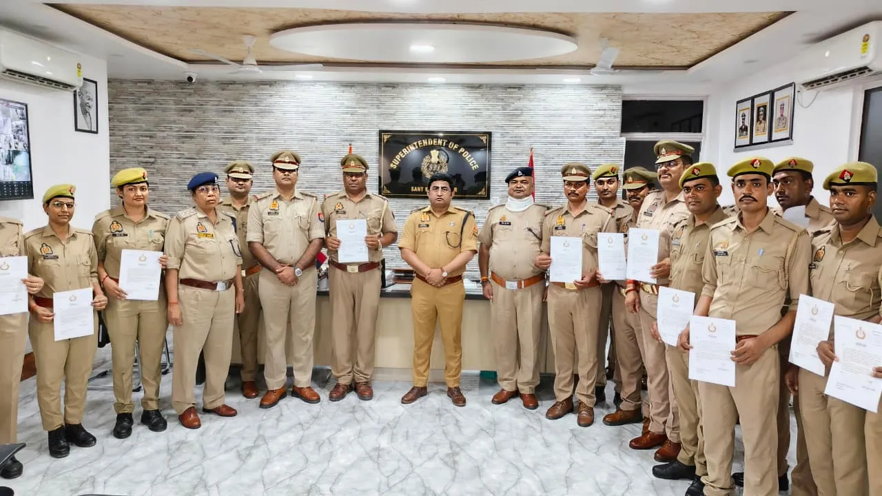 उत्कृष्ट कार्य करने वाले पुलिसकर्मियों को पुलिस अधीक्षक संतकबीरनगर ने प्रशस्ति पत्र व नकद पुरस्कार देकर किया सम्मानित