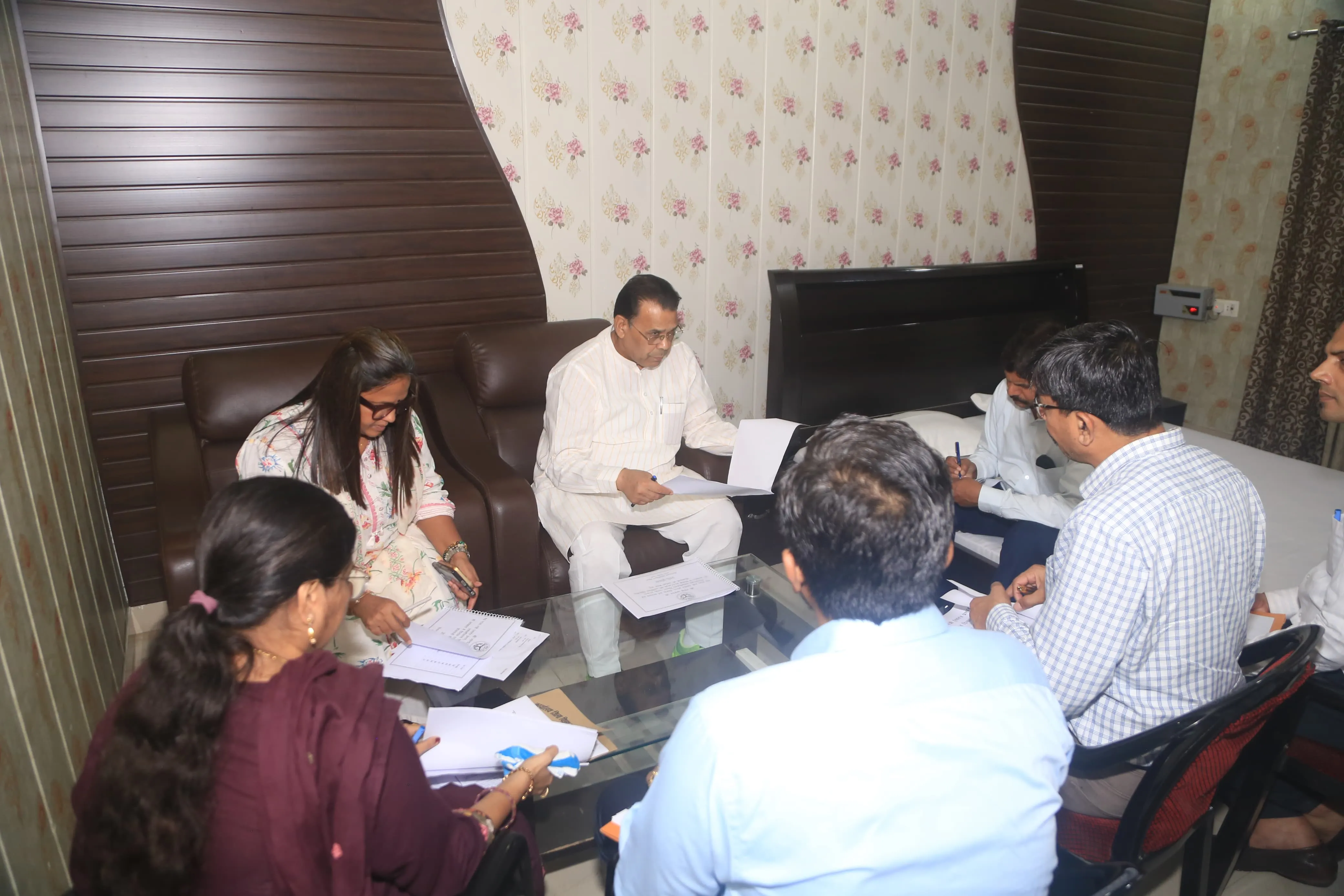 राज्यमंत्री की अध्यक्षता में बस्ती मंडल की विभागीय योजनाओं की समीक्षा बैठक हुई आयोजित।