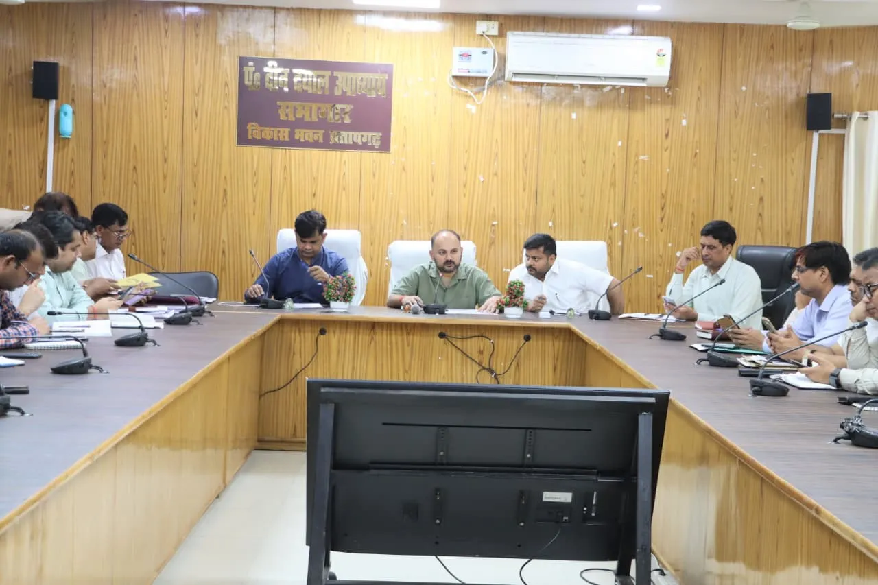 डीएम ने जनपद में मुख्यमंत्री के प्रस्तावित भ्रमण कार्यक्रम के दृष्टिगत अधिकारियों के साथ की बैठक
