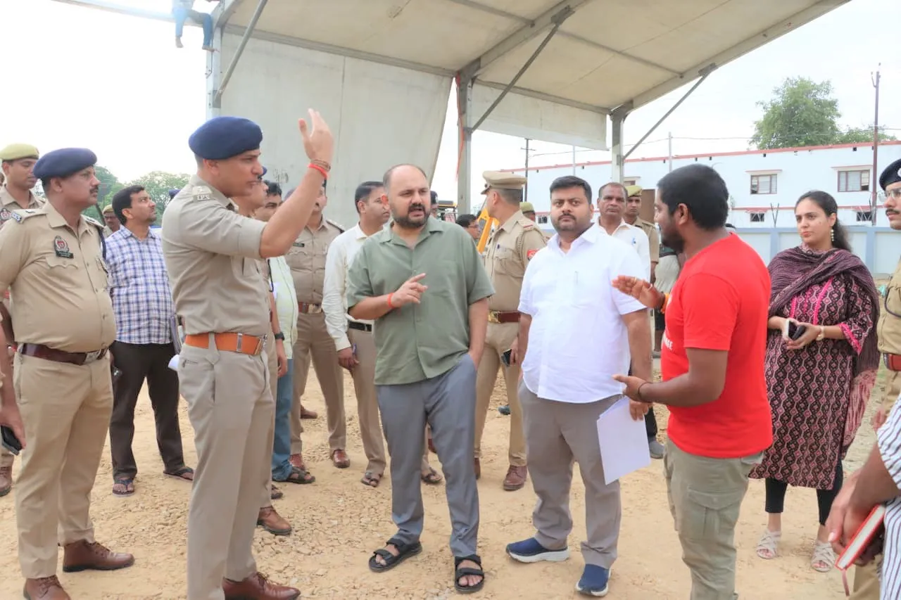 डीएम एवं एसपी ने मुख्यमंत्री के प्रस्तावित आगमन को लेकर हेलीपैड व कार्यक्रम स्थल का किया निरीक्षण