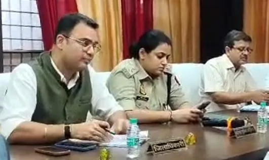 शिकायतों के निस्तारण में शिकायतकर्ता की संतुष्टि आवश्यक: डीएम 