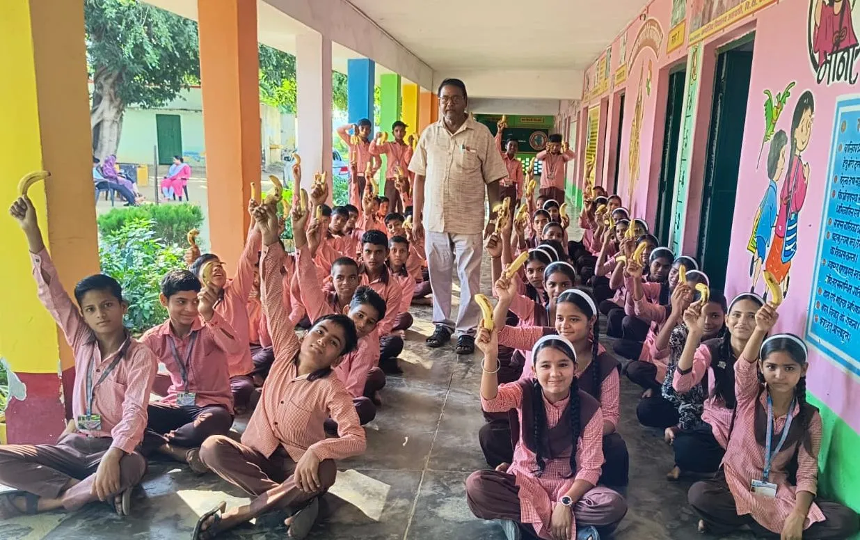 समस्त परिषदीय विद्यालयों में बच्चों को हुआ फलों का वितरण 