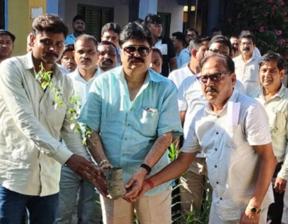 पूर्व मंत्री आबिद रजा ने कन्या इंटर कॉलेज में किया पौधरोपण 