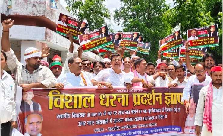 तहसील में सपाइयों का प्रदर्शन, राज्यपाल के नाम एसडीएम को सौंपा ज्ञापन