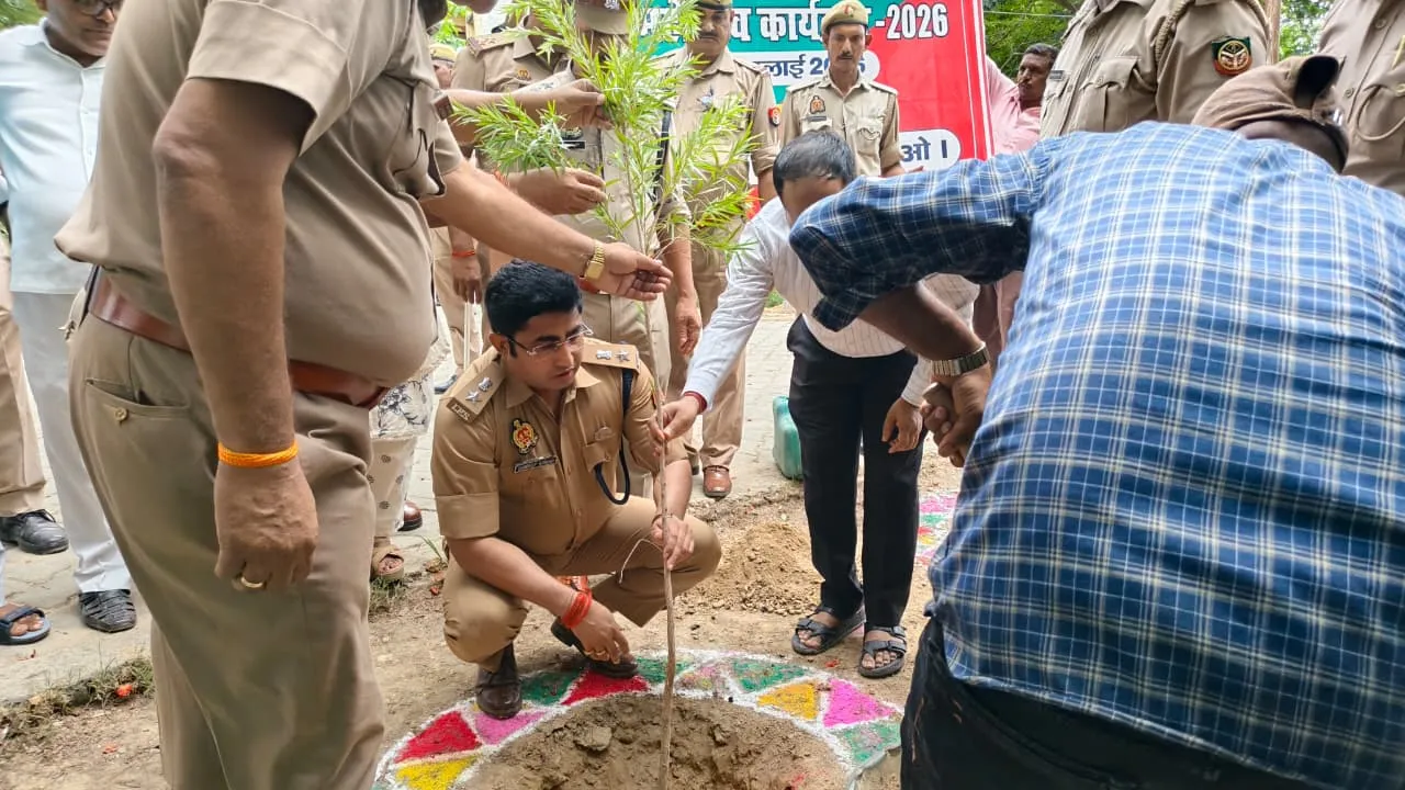 पर्यावरण संरक्षण के लिए मेंहदावल तहसील में पुलिस अधीक्षक ने किया पौधरोपण, दिया जागरूकता संदेश