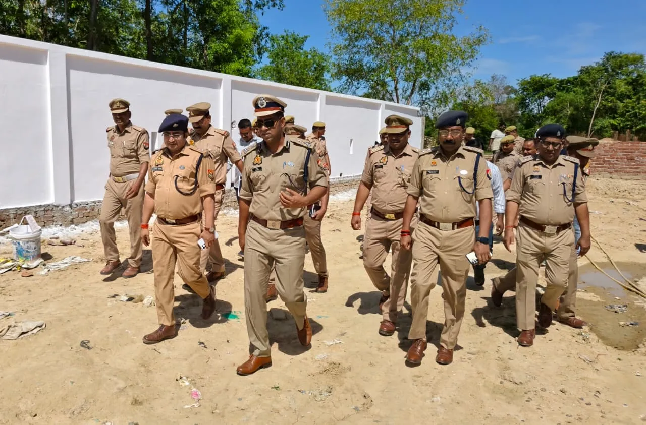 संतकबीरनगर पुलिस लाइन में निर्माण कार्यों का IG ने किया निरीक्षण, समय पर पूरा करने के दिए निर्देश