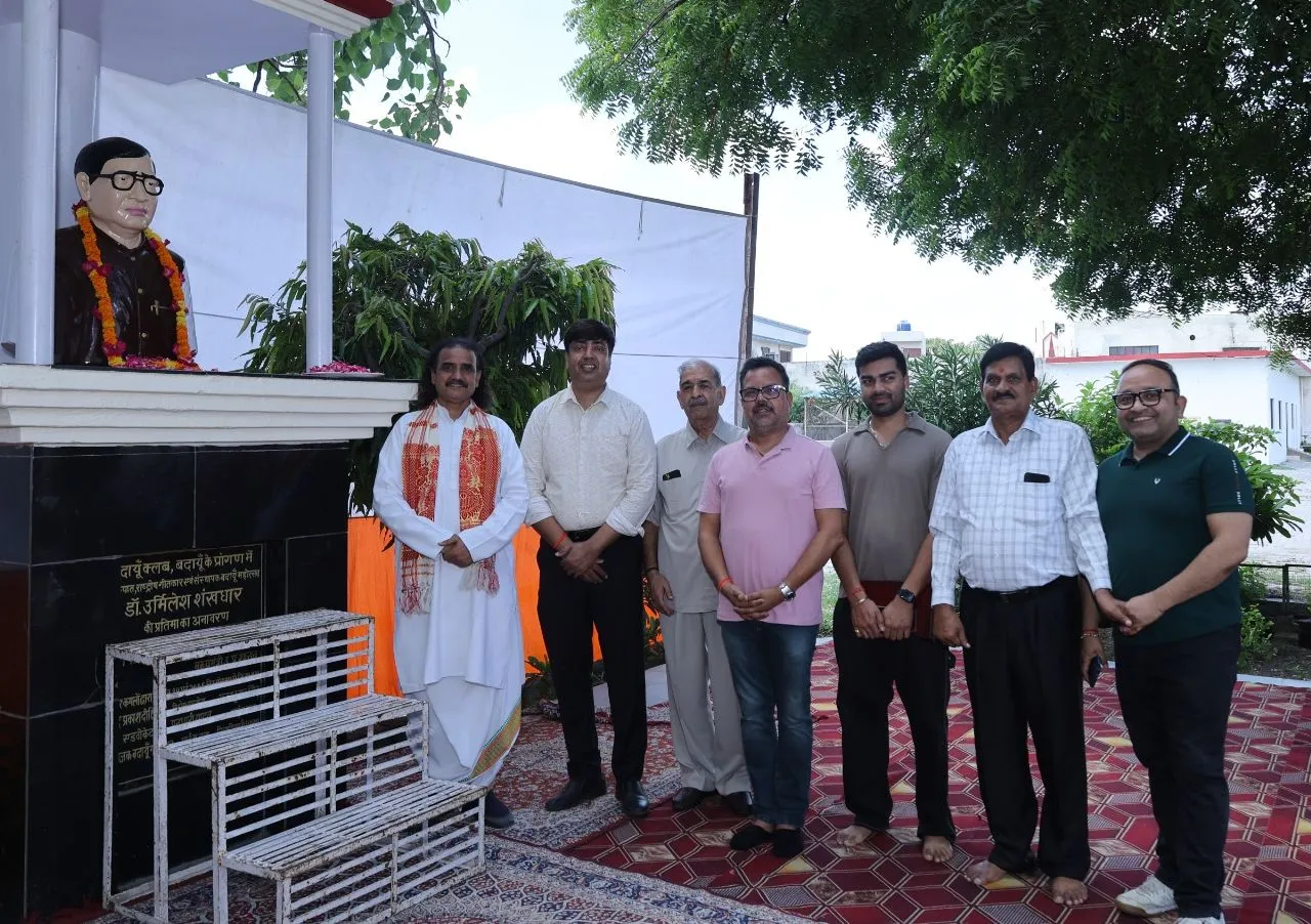जन्मदिवस पर डॉ उर्मिलेश की प्रतिमा पर जनमानस ने दी श्रद्धांजलि 