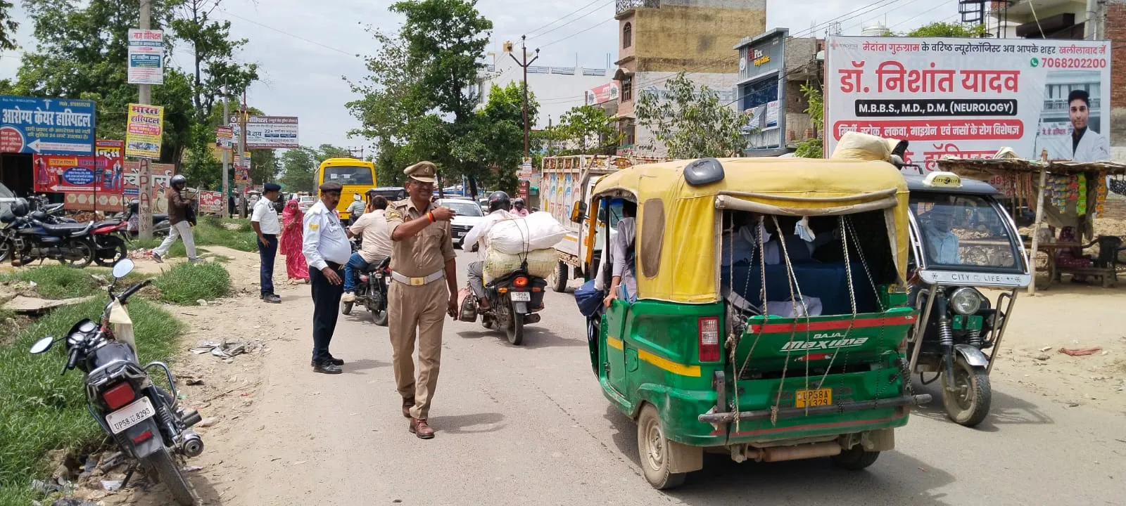 यातायात पुलिस द्वारा विभिन्न चौराहों पर विशेष चेकिंग अभियान चलाकर लोगो को किया गया जागरुक