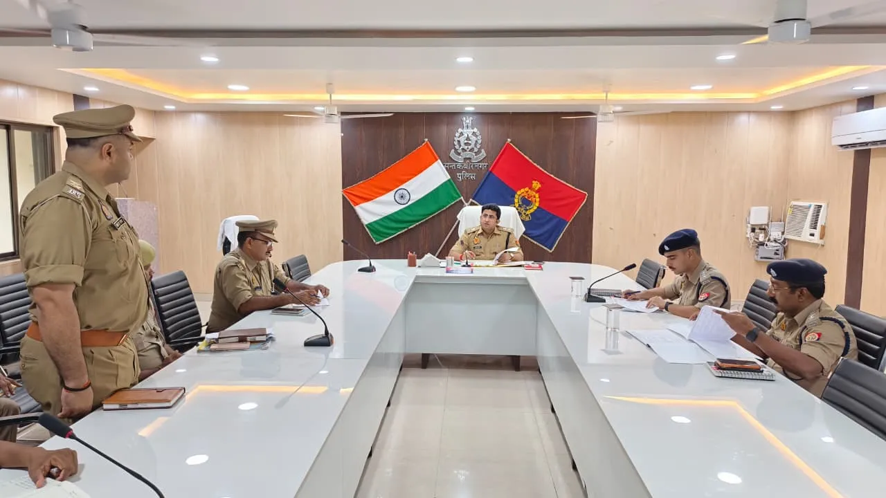 पुलिस अधीक्षक संतकबीरनगर द्वारा अर्दली रूम आयोजित, विवेचकों को दिए आवश्यक दिशा-निर्देश