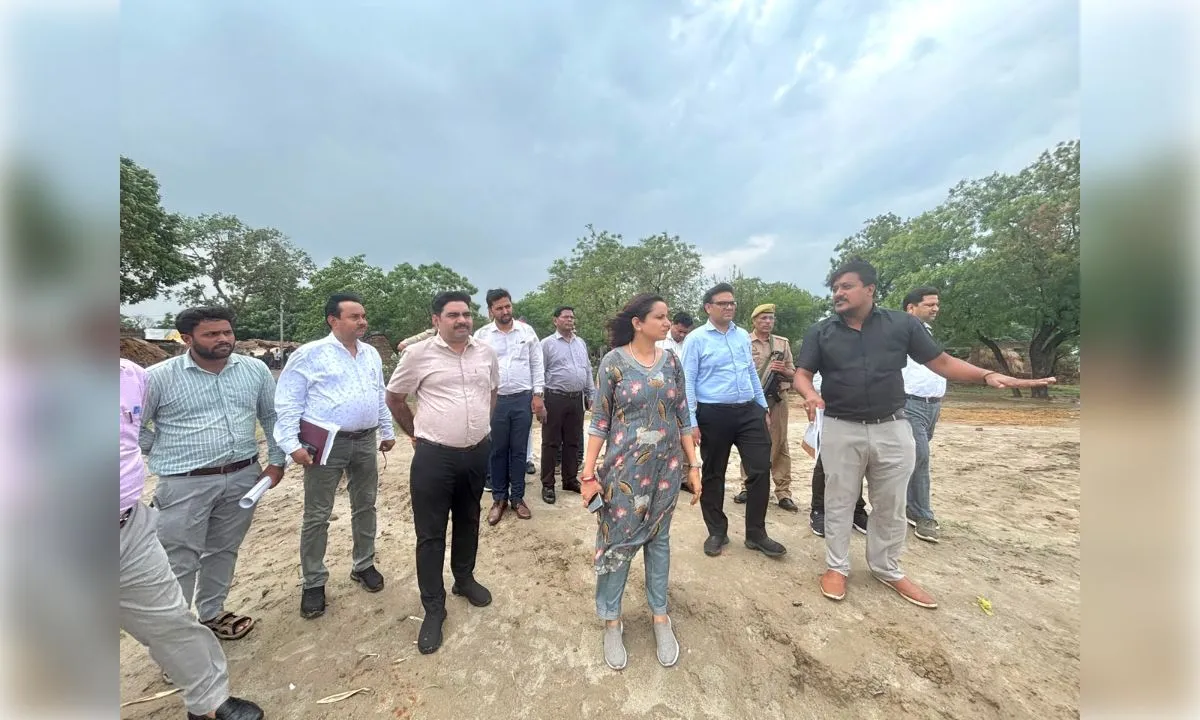 जिलाधिकारी ने किया बाढ़ प्रभावित क्षेत्रों की NDRF टीम की तैयारी का निरीक्षण