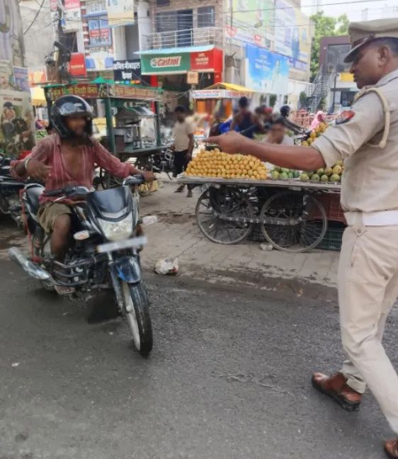 यातायात पुलिस द्वारा विशेष चेकिंग अभियान चलाकर सड़क किनारे से हटवाया गया अतिक्रमण