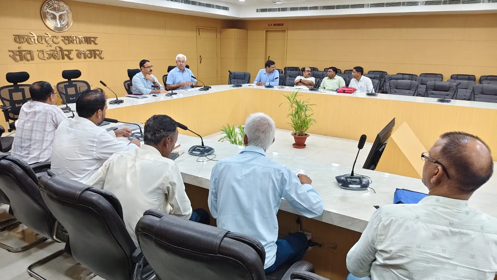 डीएम की अध्यक्षता में मत्स्य विभाग द्वारा संचालित योजनाओं की समीक्षा बैठक हुई आयोजित