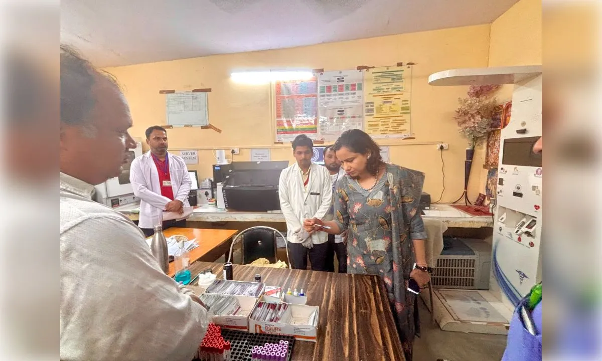 जिलाधिकारी ने राजेपुर सामुदायिक स्वास्थ्य केंद्र का किया औचक निरीक्षण