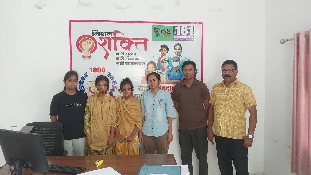 02 नाबालिग बालिकाओं को थाना मेंहदावल पुलिस ने सुरक्षित परिजनों से मिलाया