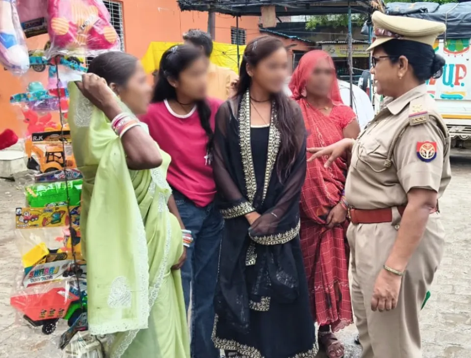 ग्राम चौपाल लगाकर ग्रामीणों से संवाद कर किया गया जागरुक