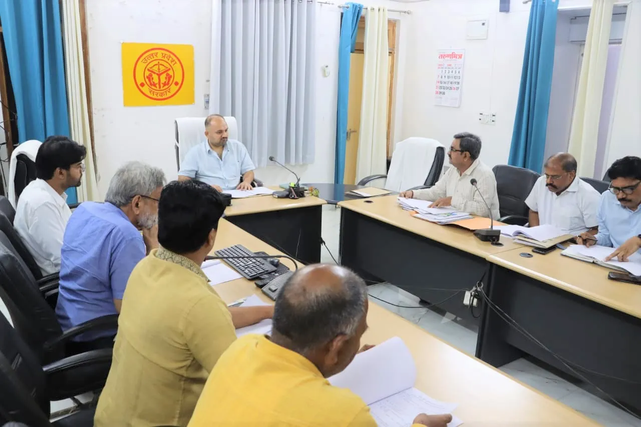 डीएम ने खाद्य पदार्थो के फेल नमूनों के 650 लंबित मामलों के शीघ्र निस्तारण के दिये निर्देश