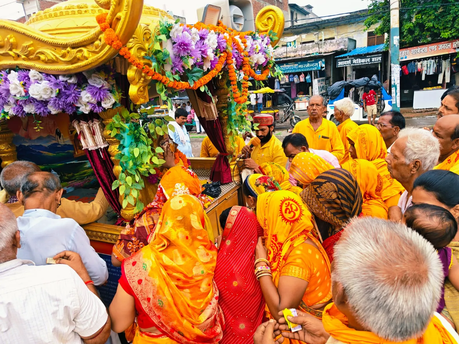 लडैती देवी पेट्रोल पंप पर गायत्री परिवार ने किया ज्योति कलश रथ का भव्य स्वागत