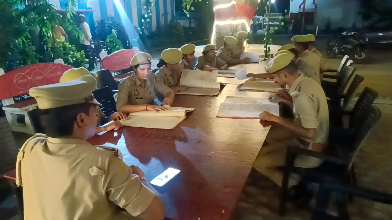 थाना महुली पर नवनियुक्त रिक्रूट आरक्षियों को अपराध रजिस्टर के सम्बन्ध में विस्तृत जानकारी प्रदान की गयी