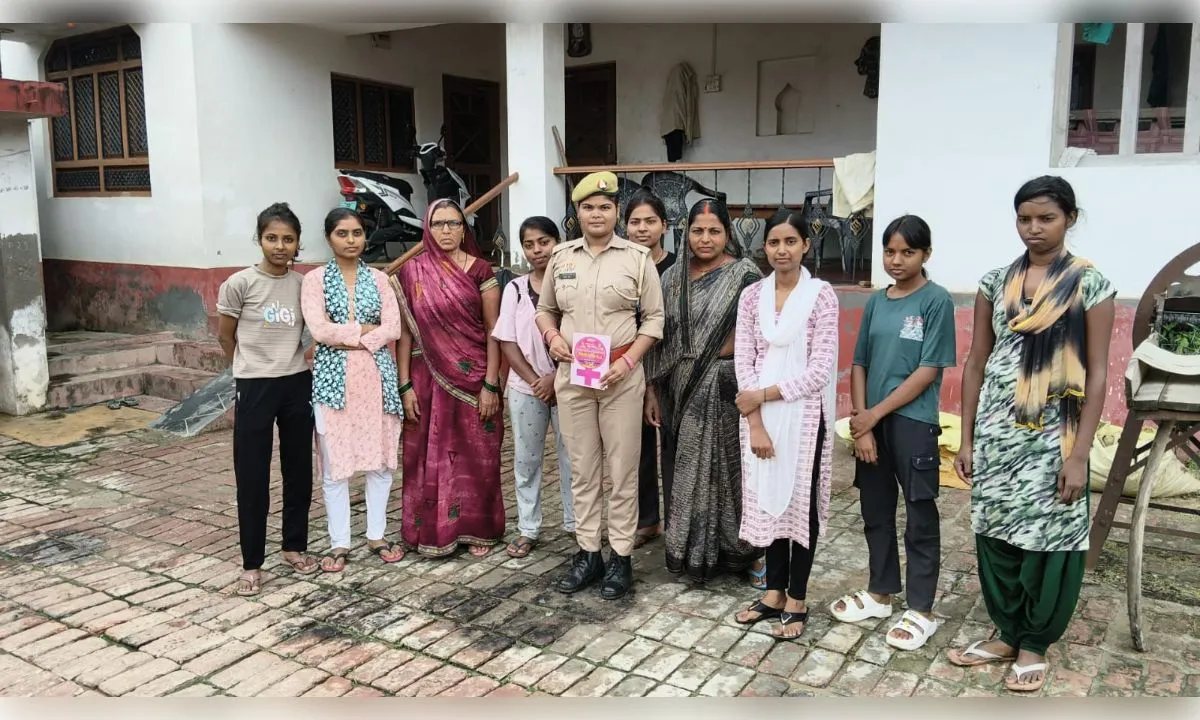 पुलिस ने कॉलेज और गांव में चलाया जागरूकता अभियान, हेल्पलाइन नंबरों की दी जानकारी