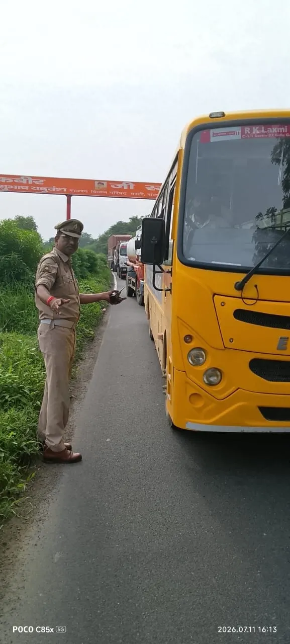 यातायात पुलिस द्वारा चलाया गया विशेष अभियान, ई-रिक्शा, सवारी  व स्कूली वाहनों की चेकिंग की गयी