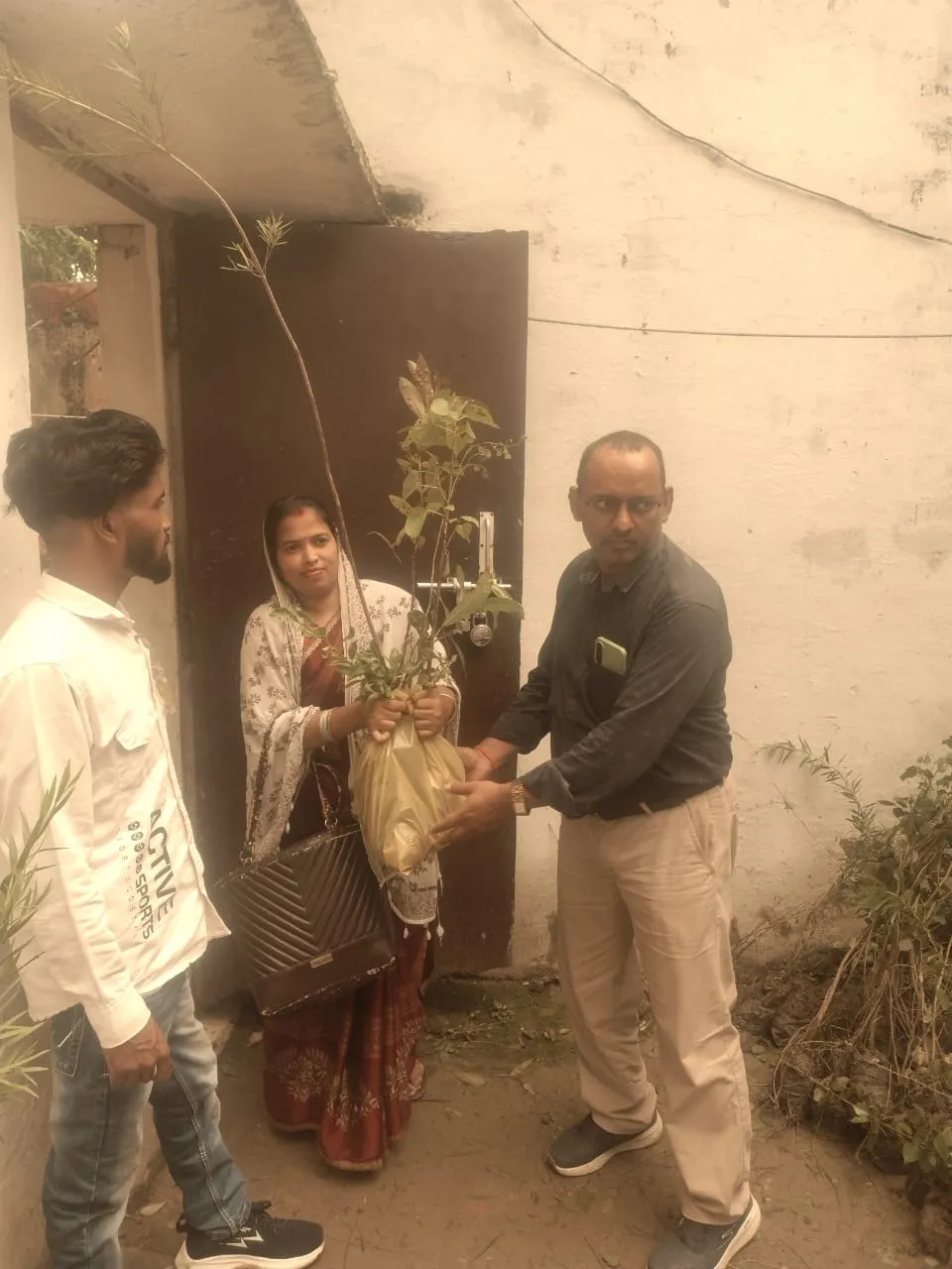 सामुदायिक स्वास्थ्य केंद्र बेहजम में सीएचसी अधीक्षक ने वितरित किए पौधे