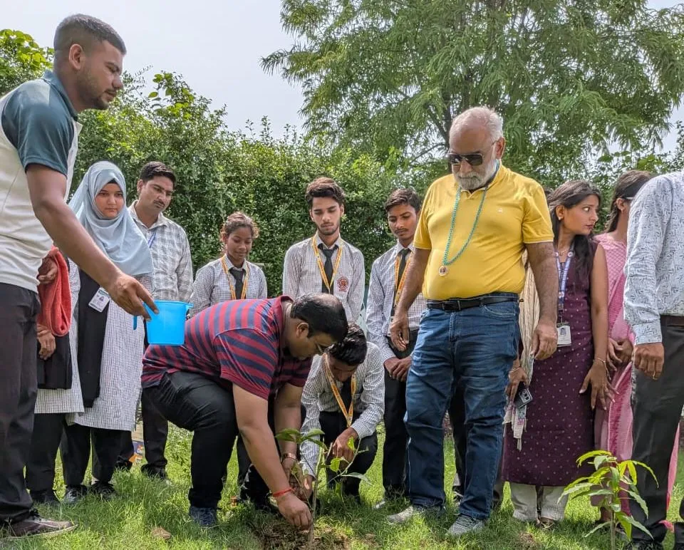 शिखर इंस्टीट्यूट ऑफ फार्मेसी में वृक्षारोपण महाअभियान 