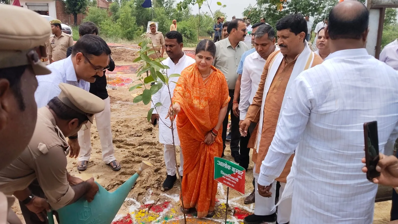 उपाध्यक्ष उ0प्र0 राज्य महिला आयोग ने वृक्ष लगाकर वृक्षारोपण कार्यक्रम का किया शुभारम्भ