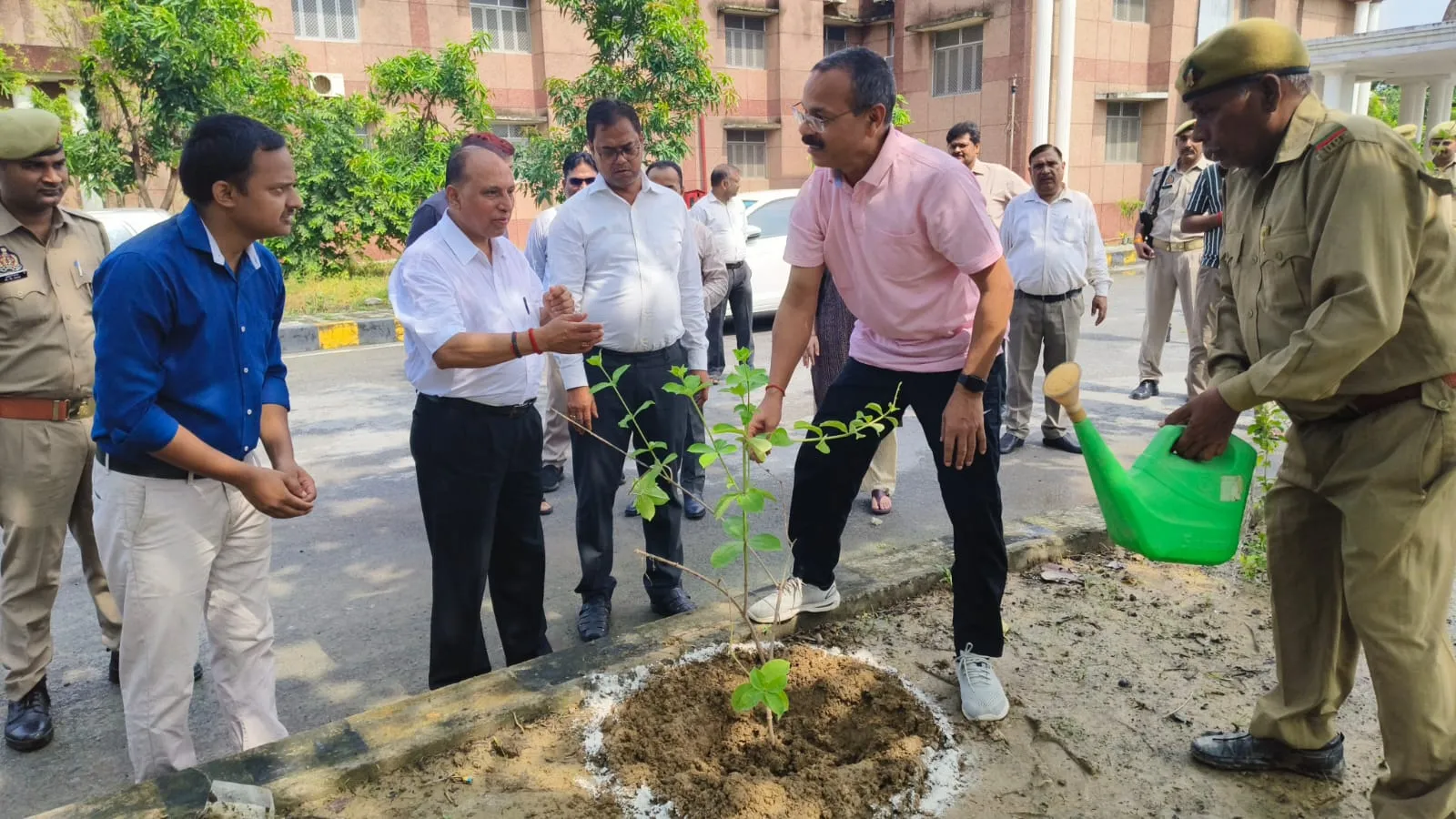 एक पेड़ माँ के नाम अभियान के तहत जिला जज के नेतृत्व में पौधारोपण कार्यक्रम का हुआ आयोजन