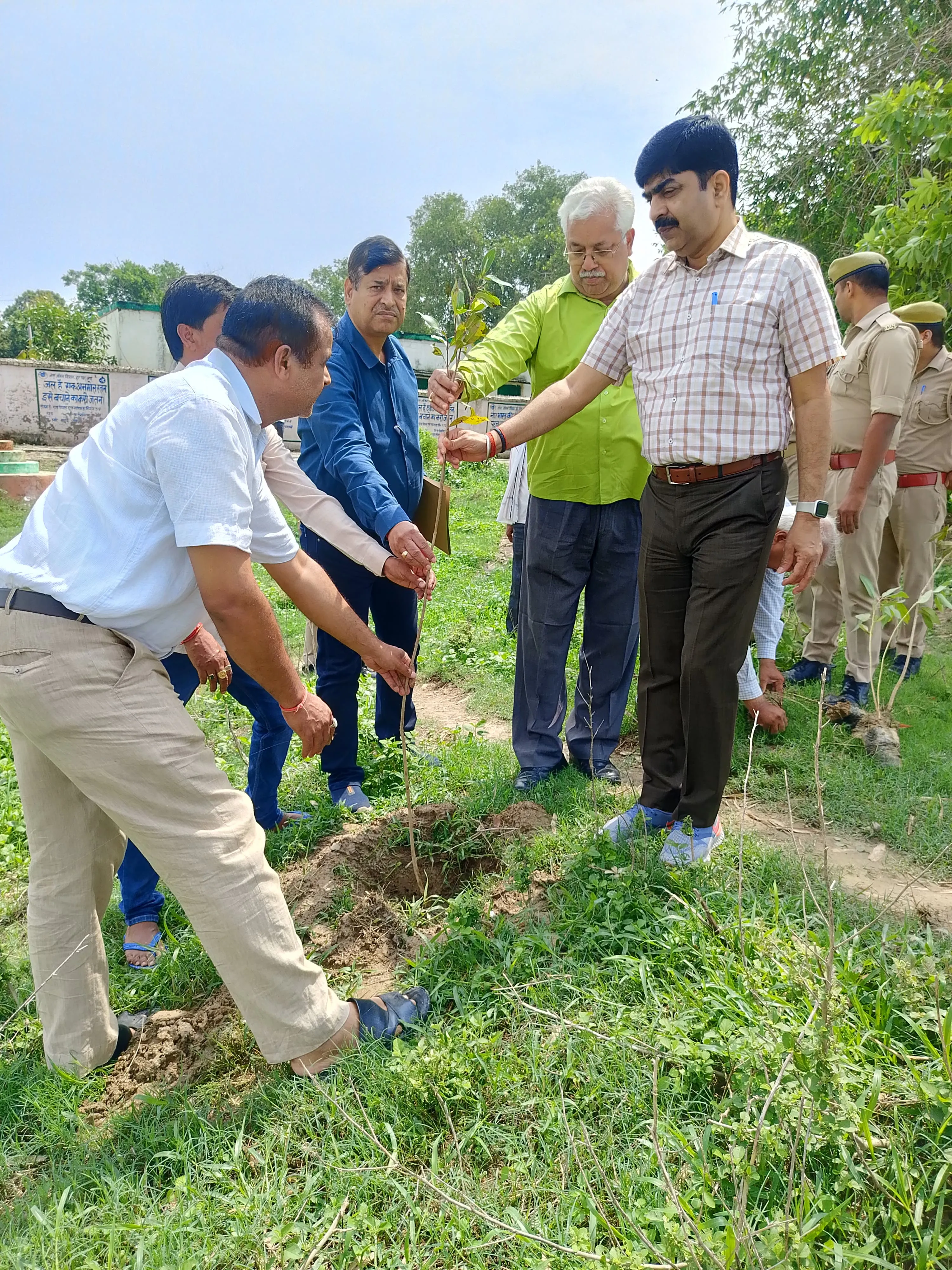 मण्डलायुक्त बस्ती द्वारा विकास खण्ड सेमरियावां के ग्राम पंचायत डिघवा में किया गया वृक्षारोपण